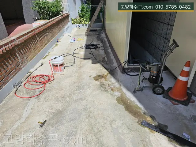 다가구 옥상에 세척 장비와 호스를 올려 입상관 상부에서 세척을 준비하는 현장